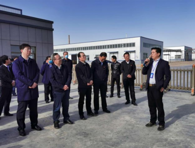 董事長嚴金堂向酒泉市委書記吳仰東、玉門市委書記胡志勇現場匯報工作